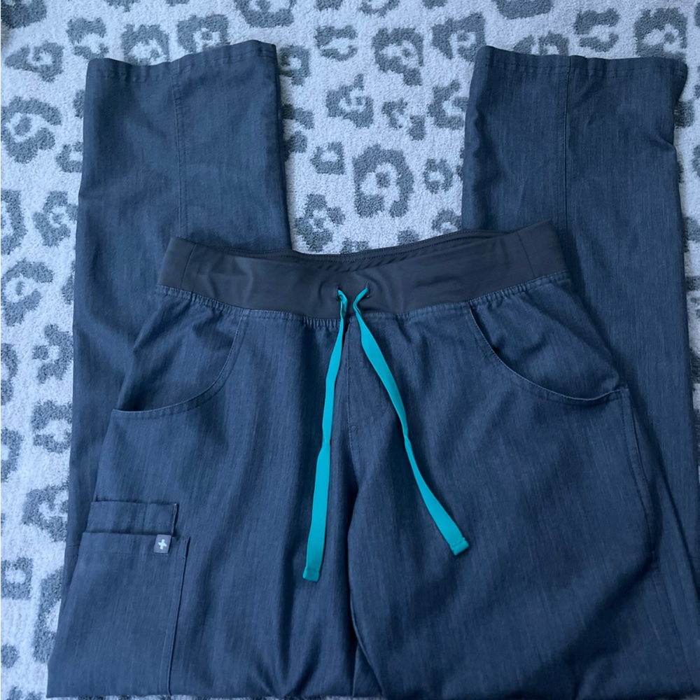 EUC FIGS Kade cargo scrub pant in Graphite. Small